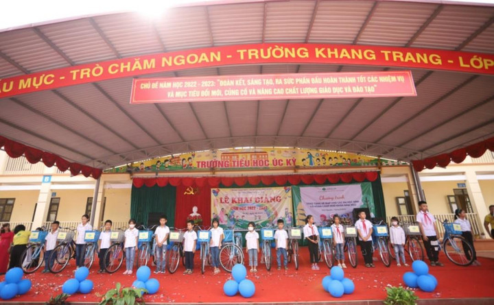 Cathay Life tặng xe đạp cho học sinh có hoàn cảnh khó khăn - 2