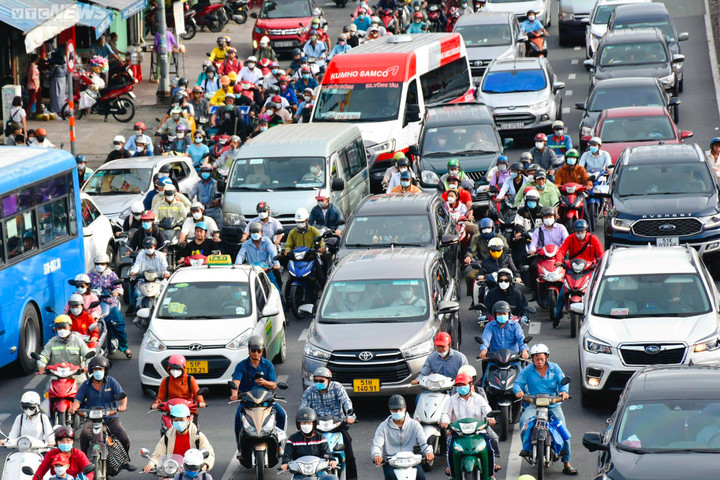 Nhiều tuyến đường ở TP.HCM kẹt xe sau nghỉ lễ, dòng người nhích từng mét - 3