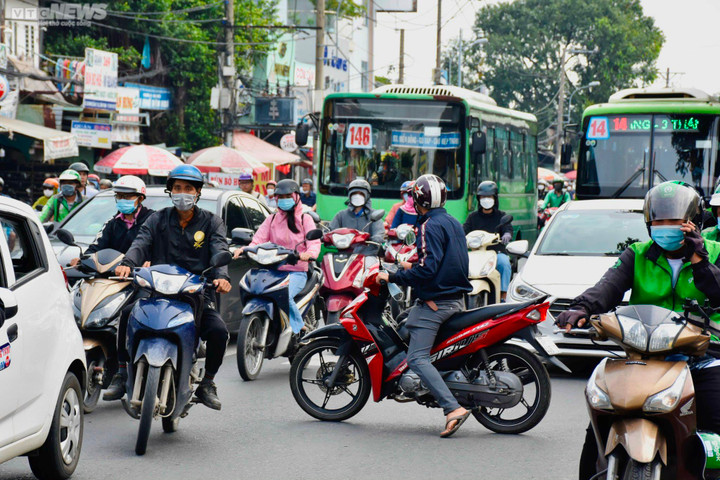 Nhiều tuyến đường ở TP.HCM kẹt xe sau nghỉ lễ, dòng người nhích từng mét - 10