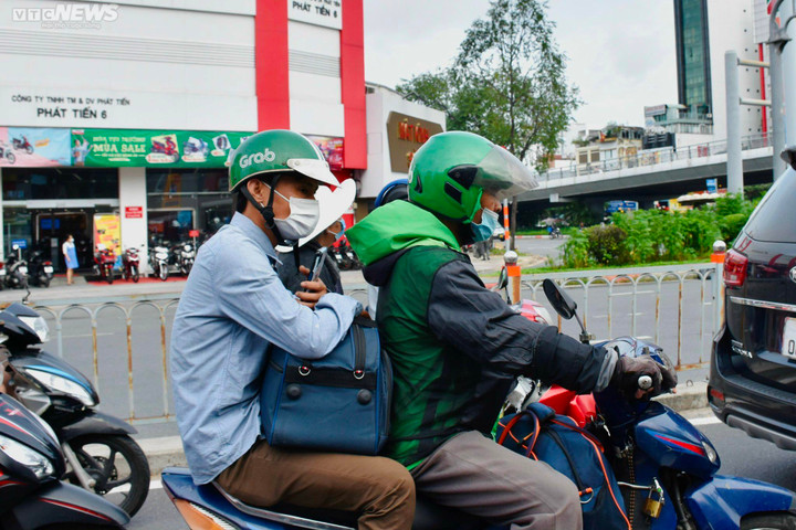 Nhiều tuyến đường ở TP.HCM kẹt xe sau nghỉ lễ, dòng người nhích từng mét - 11