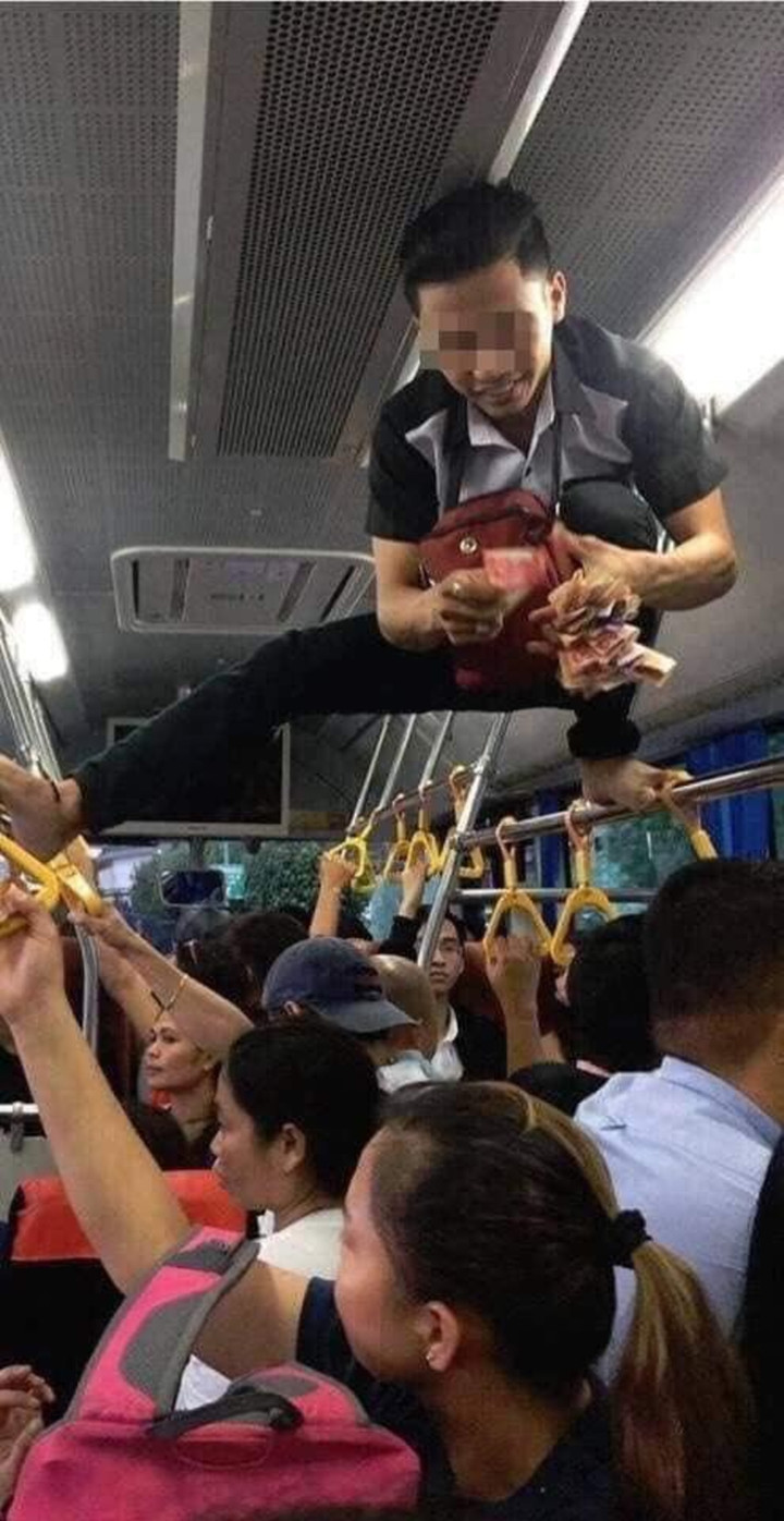 Những hành động khó tin từng xảy ra trên xe buýt khiến người nhìn tròn mắt - 2