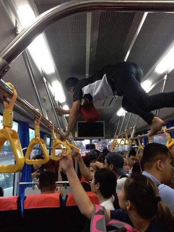 Những hành động khó tin từng xảy ra trên xe buýt khiến người nhìn tròn mắt - 1