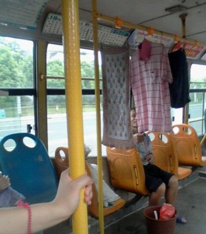 Những hành động khó tin từng xảy ra trên xe buýt khiến người nhìn tròn mắt - 7