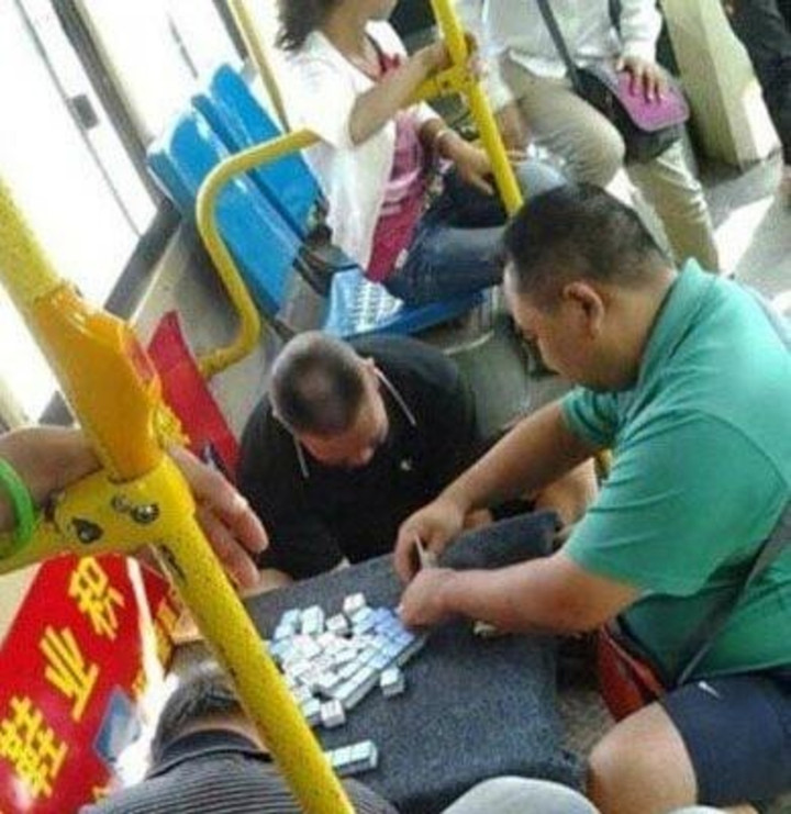 Những hành động khó tin từng xảy ra trên xe buýt khiến người nhìn tròn mắt - 8