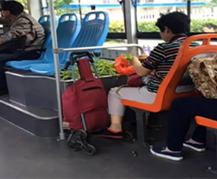 Những hành động khó tin từng xảy ra trên xe buýt khiến người nhìn tròn mắt - 9