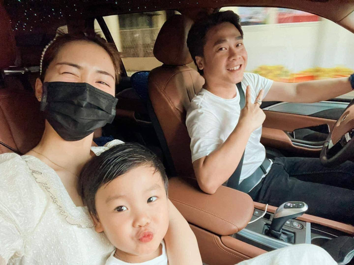 Sao Việt 6/9: Hoà Minzy vui vẻ bên bạn trai cũ, khẳng định 'mãi là gia đình' - 1