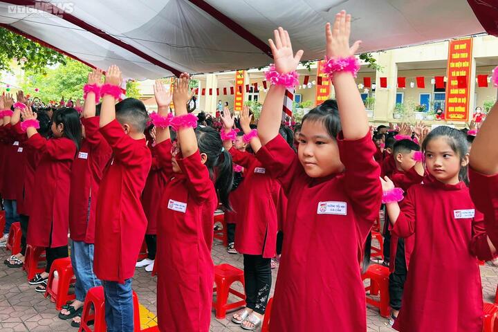 Học sinh mặc áo the, hát Xoan trong lễ khai giảng - 4