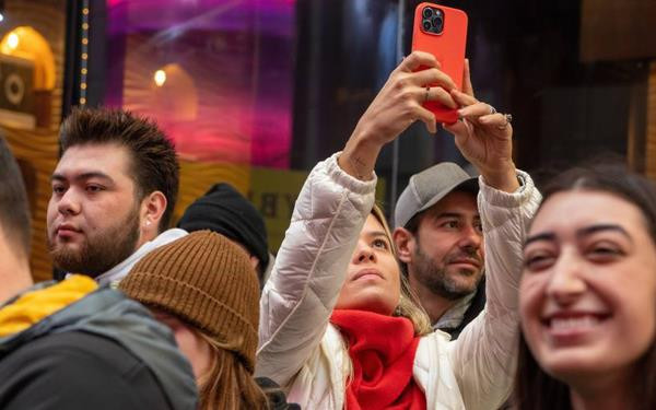 Điều gì giúp iPhone 'vượt mặt' Android trong cuộc chiến thị phần smartphone? - 2