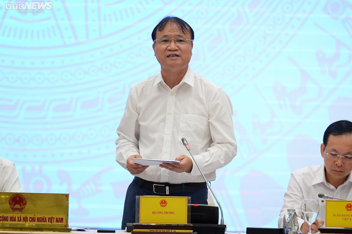 Giá dầu lần đầu tiên cao hơn giá xăng, Thứ trưởng Bộ Công Thương nói gì? - 1