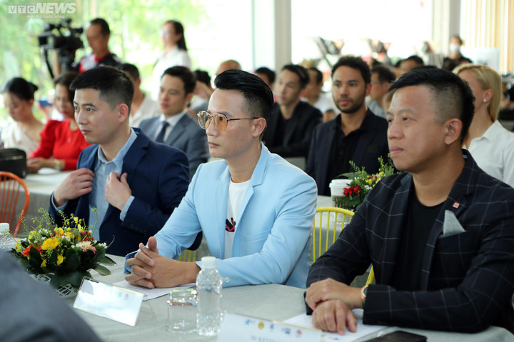 Văn Quyến, Công Vinh tái xuất sân cỏ, so tài huyền thoại Dortmund - 2