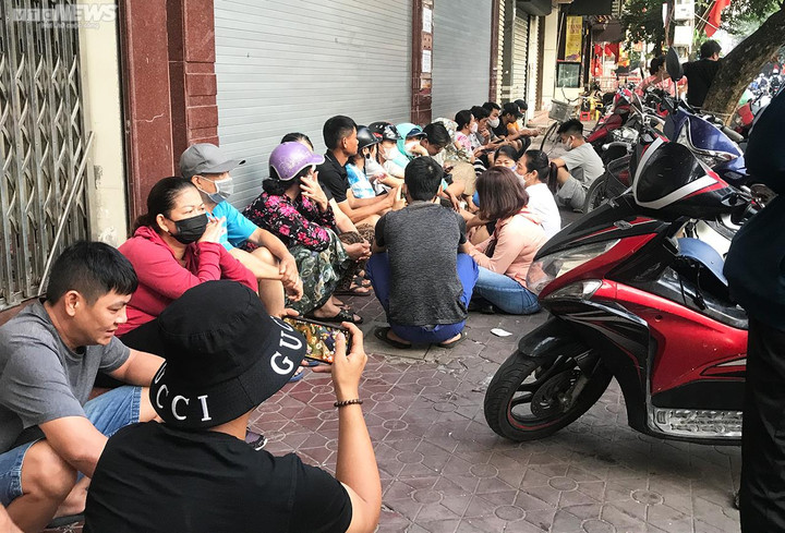 Ảnh: Người dân xếp hàng từ sáng sớm mua loại bánh Trung thu nức tiếng Hải Phòng - 1