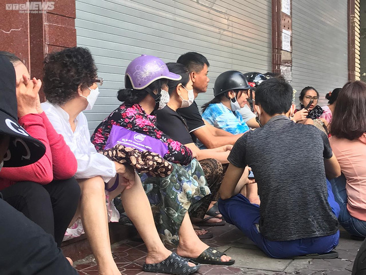 Ảnh: Người dân xếp hàng từ sáng sớm mua loại bánh Trung thu nức tiếng Hải Phòng - 2