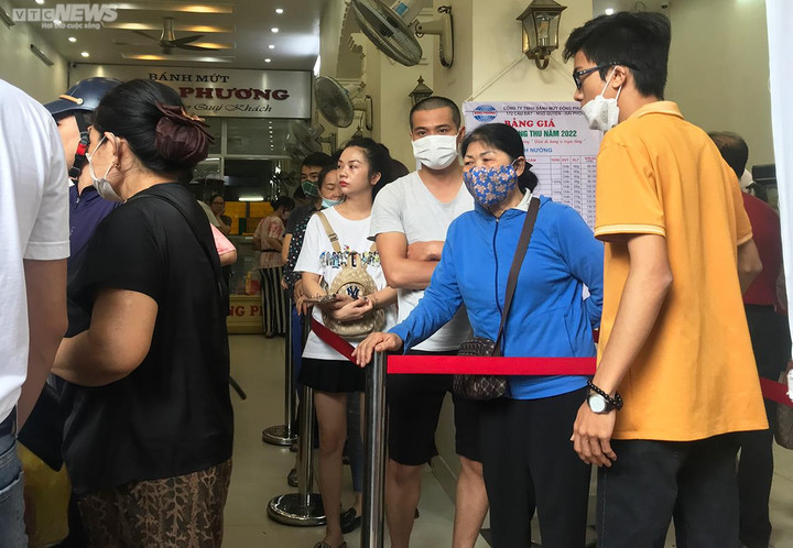 Ảnh: Người dân xếp hàng từ sáng sớm mua loại bánh Trung thu nức tiếng Hải Phòng - 11