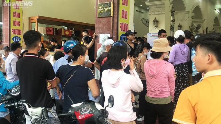 Ảnh: Người dân xếp hàng từ sáng sớm mua loại bánh Trung thu nức tiếng Hải Phòng - 14