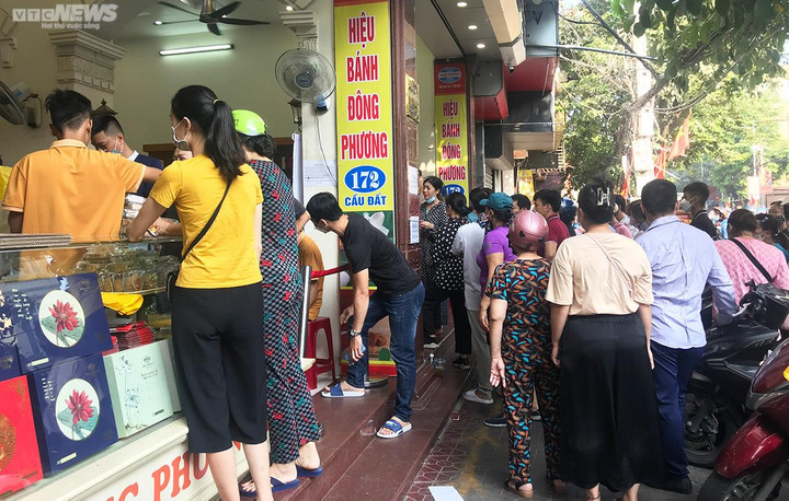 Ảnh: Người dân xếp hàng từ sáng sớm mua loại bánh Trung thu nức tiếng Hải Phòng - 12