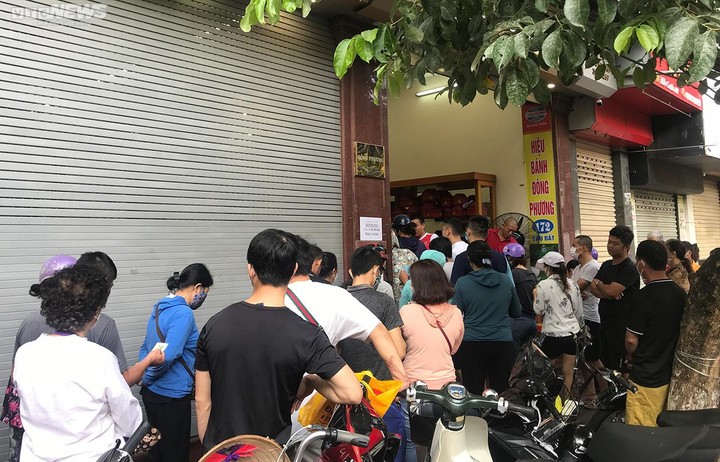 Ảnh: Người dân xếp hàng từ sáng sớm mua loại bánh Trung thu nức tiếng Hải Phòng - 9