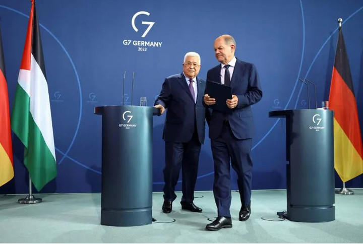 Tháng ngày khó khăn của Thủ tướng Đức - 2