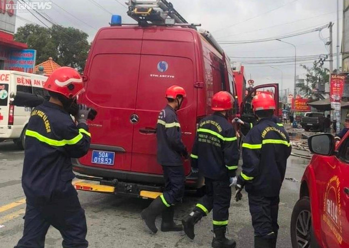 Cháy quán karaoke ở Bình Dương: Lính cứu hoả TP.HCM tới chi viện - 1