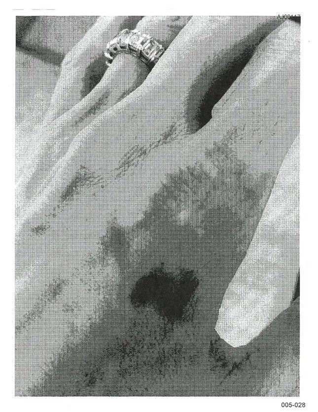 Brad Pitt bạo hành Jolie ảnh 2 Brad Pitt bị xa lánh khi hình ảnh bạo hành Angelina Jolie bị rò rỉ - 2