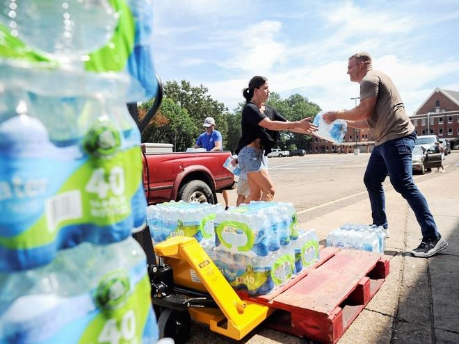 Sinh viên ở Mỹ sống cảnh không thể tắm, học online vì thiếu nước - 1