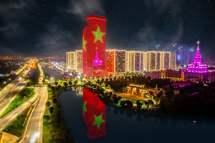 Người Hà Nội vui Tết Độc lập giữa 'biển trong lòng phố' - 1