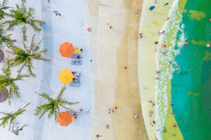 Người Hà Nội vui Tết Độc lập giữa 'biển trong lòng phố' - 10