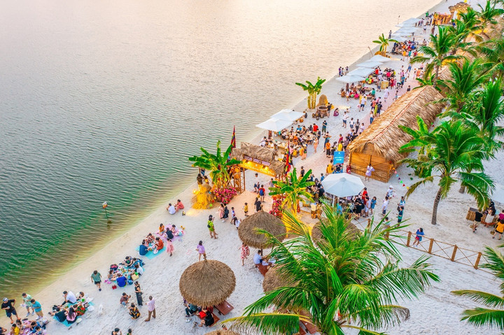 Người Hà Nội vui Tết Độc lập giữa 'biển trong lòng phố' - 11