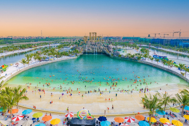 Người Hà Nội vui Tết Độc lập giữa 'biển trong lòng phố' - 3