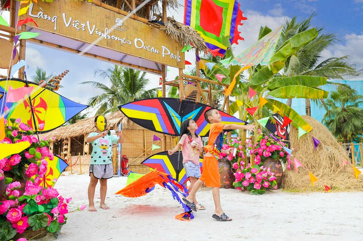 Người Hà Nội vui Tết Độc lập giữa 'biển trong lòng phố' - 4