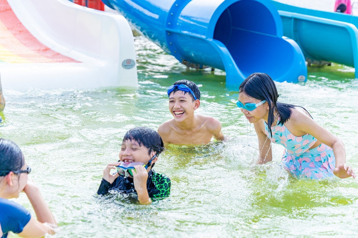 Người Hà Nội vui Tết Độc lập giữa 'biển trong lòng phố' - 7