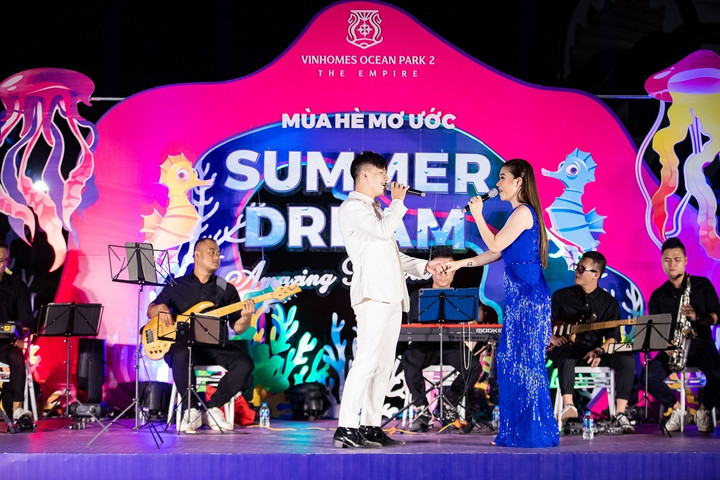 Người Hà Nội vui Tết Độc lập giữa 'biển trong lòng phố' - 8