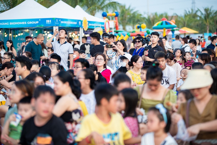 Người Hà Nội vui Tết Độc lập giữa 'biển trong lòng phố' - 9