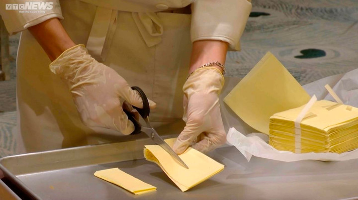 Cận cảnh quy trình dát vàng bánh trung thu siêu sang ở Hà Nội - 3