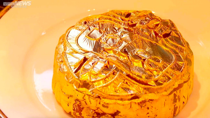 Cận cảnh quy trình dát vàng bánh trung thu siêu sang ở Hà Nội - 11