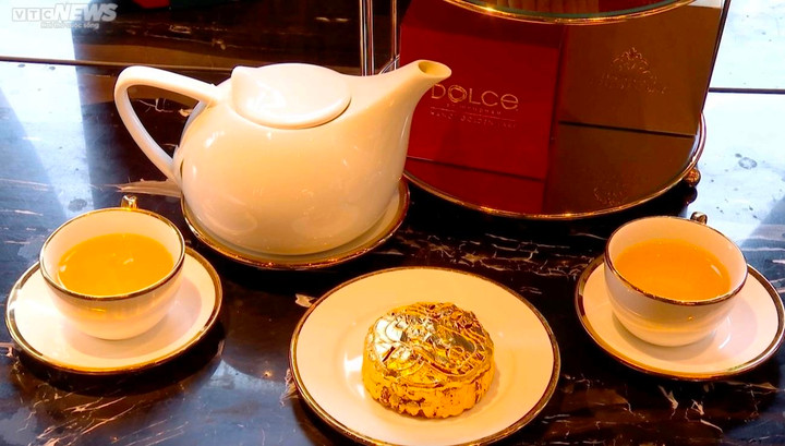 Cận cảnh quy trình dát vàng bánh trung thu siêu sang ở Hà Nội - 13