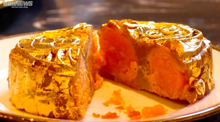 Cận cảnh quy trình dát vàng bánh trung thu siêu sang ở Hà Nội - 12