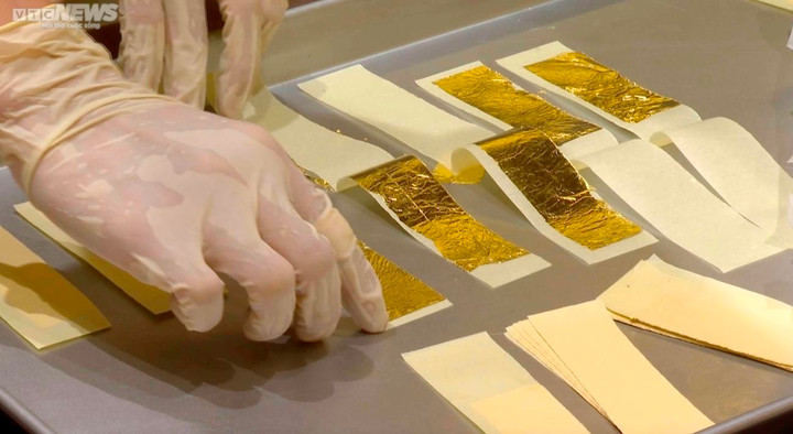 Cận cảnh quy trình dát vàng bánh trung thu siêu sang ở Hà Nội - 4