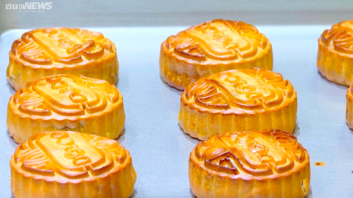 Cận cảnh quy trình dát vàng bánh trung thu siêu sang ở Hà Nội - 1