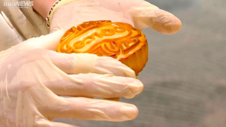 Cận cảnh quy trình dát vàng bánh trung thu siêu sang ở Hà Nội - 2