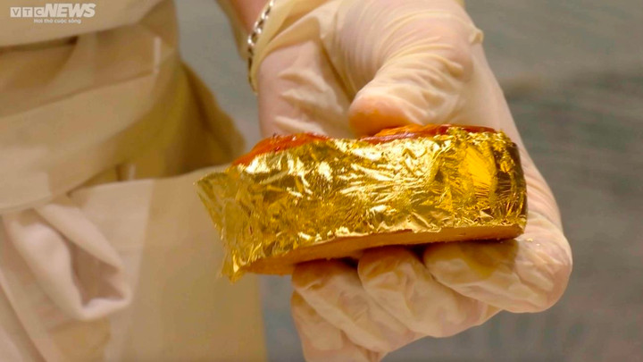 Cận cảnh quy trình dát vàng bánh trung thu siêu sang ở Hà Nội - 7