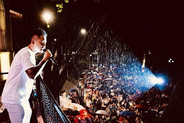 Tổ chức live show ở ban công không phép, Tuấn Hưng bị phạt 12,5 triệu đồng - 1