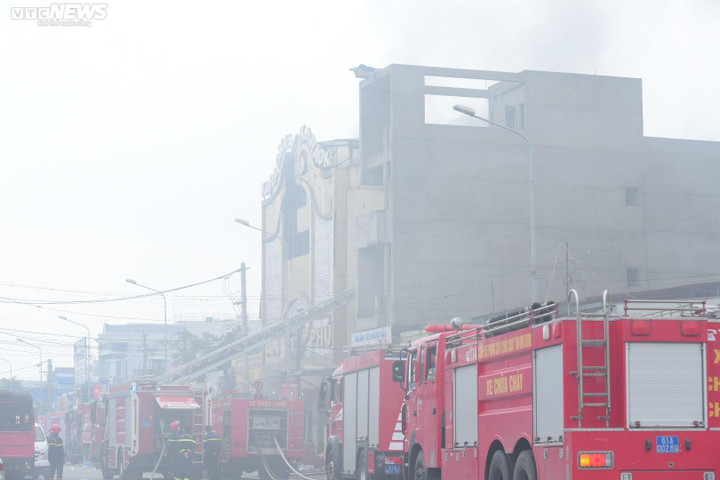 Ảnh: Hiện trường vụ cháy karaoke ở Bình Dương, ít nhất 12 người chết - 2