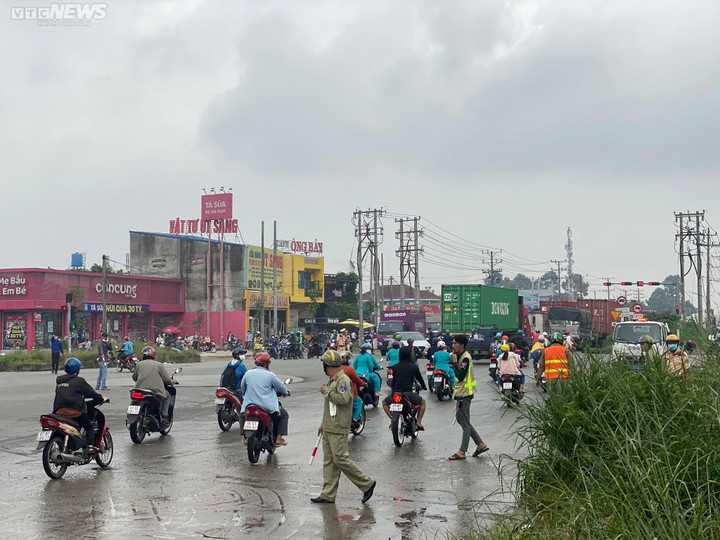 Ảnh: Hiện trường vụ cháy karaoke ở Bình Dương, ít nhất 12 người chết - 8