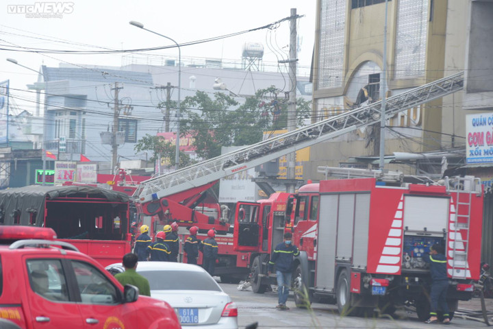 Ảnh: Hiện trường vụ cháy karaoke ở Bình Dương, ít nhất 12 người chết - 4