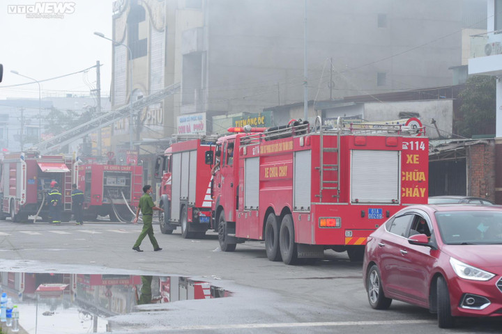 Ảnh: Hiện trường vụ cháy karaoke ở Bình Dương, ít nhất 12 người chết - 12