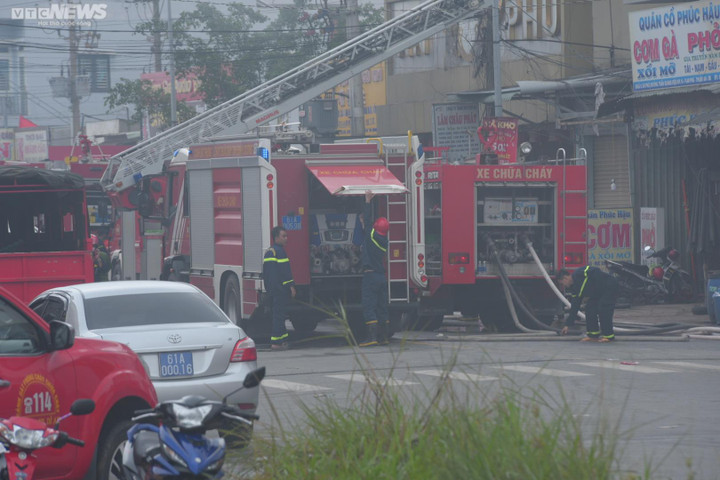 Ảnh: Hiện trường vụ cháy karaoke ở Bình Dương, ít nhất 12 người chết - 10