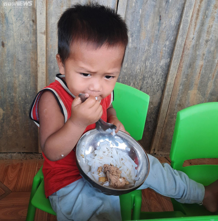 Sau ngày khai giảng, cô giáo nhóm lửa, nấu mì Quảng ‘đãi’ học trò vùng cao - 3