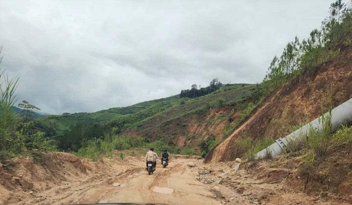 Mưa lớn kéo dài, nhiều tuyến đường ở Kon Tum hư hỏng nặng - 2