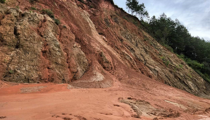 Mưa lớn kéo dài, nhiều tuyến đường ở Kon Tum hư hỏng nặng - 1