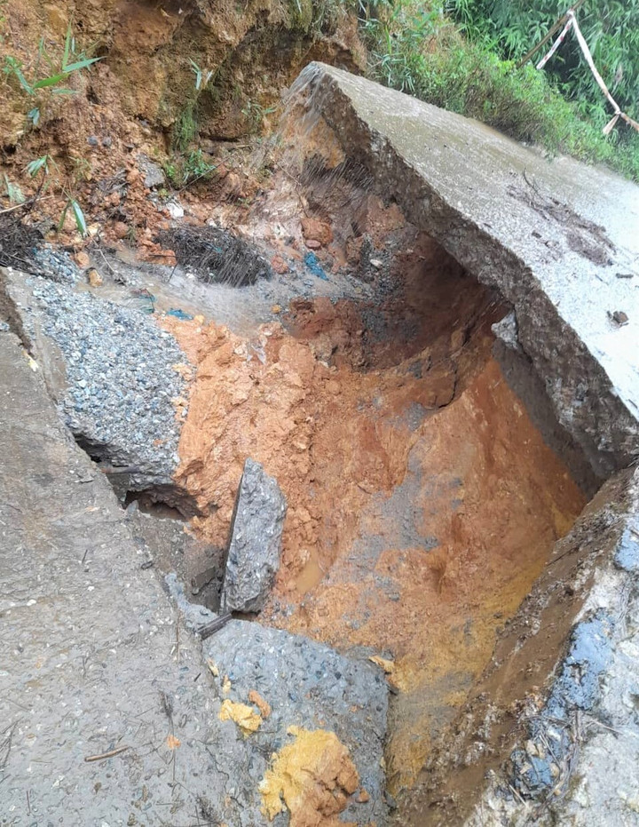 Mưa lớn kéo dài, nhiều tuyến đường ở Kon Tum hư hỏng nặng - 4